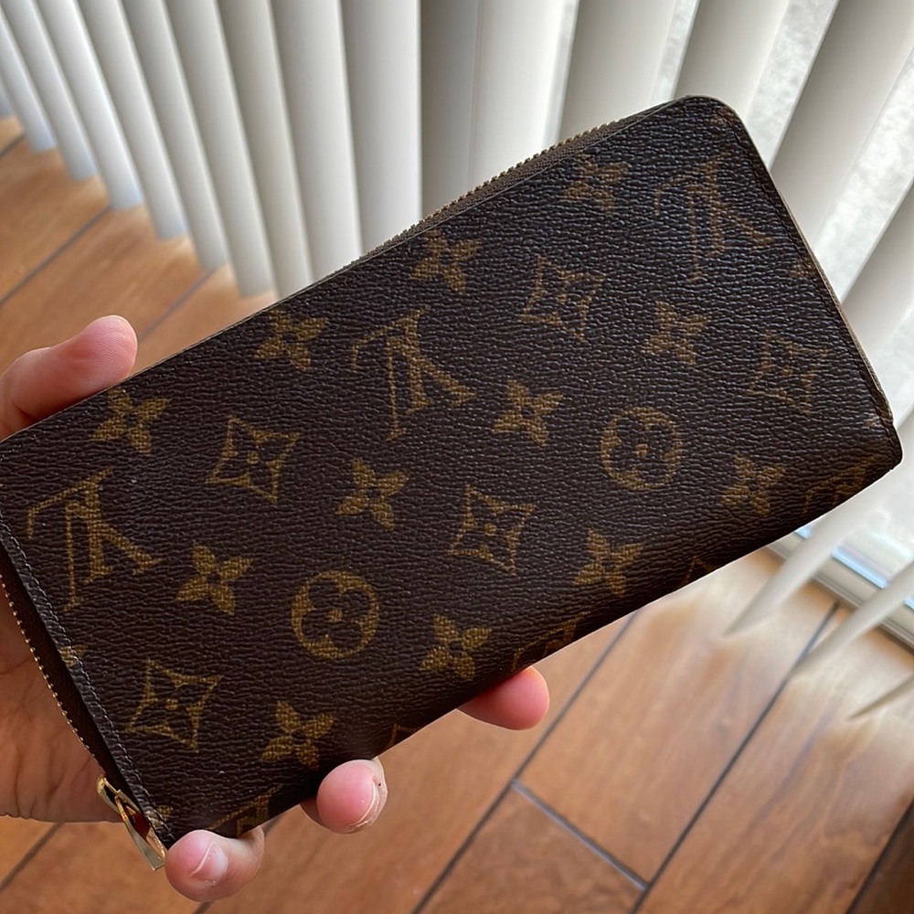 Authentic Louis Vuitton zippy wallet